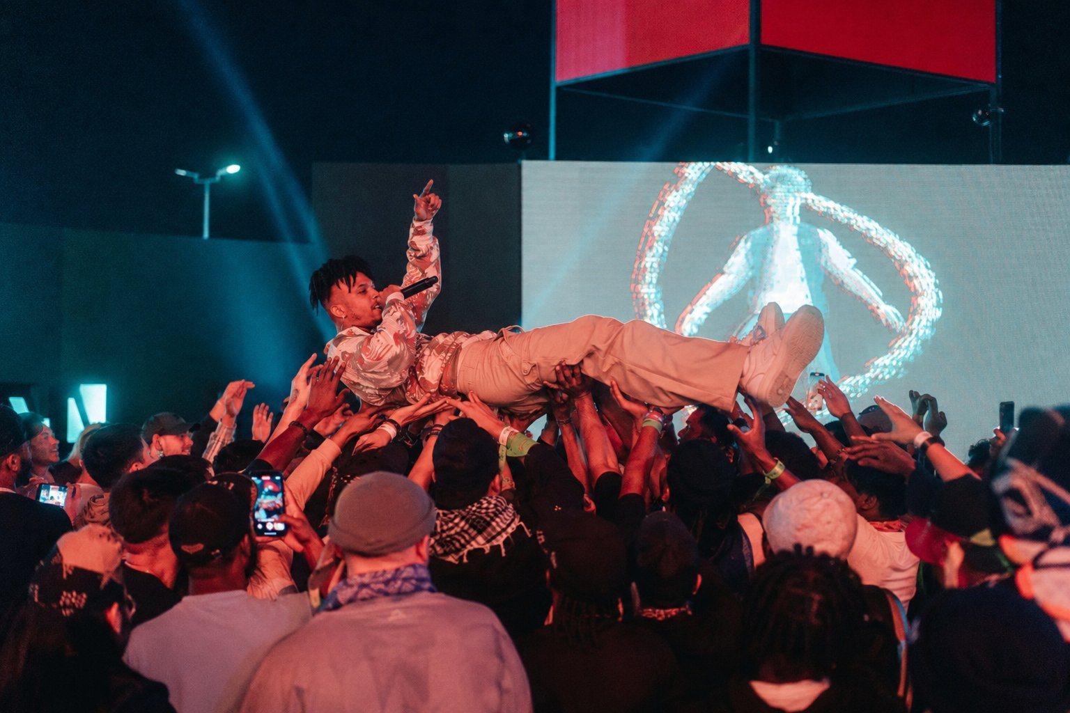 Maxi Zee carried over the crowd